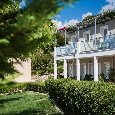 Lägenhetshotell Dionysos Village 4*